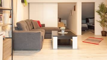 Classic Apartment 8 | Desk, laptop workspace, soundproofing, free WiFi