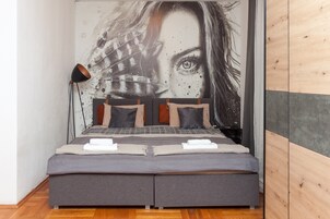 Urban Room 5 | Masa, dizüstü bilgisayar çalışma alanı, ses yalıtımı 