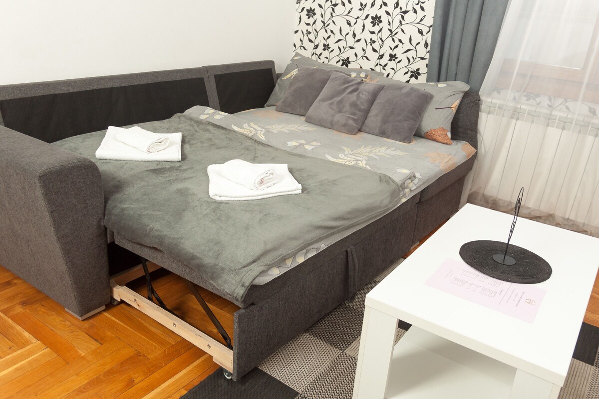 Schreibtisch, laptopgeeigneter Arbeitsplatz, schallisolierte Zimmer