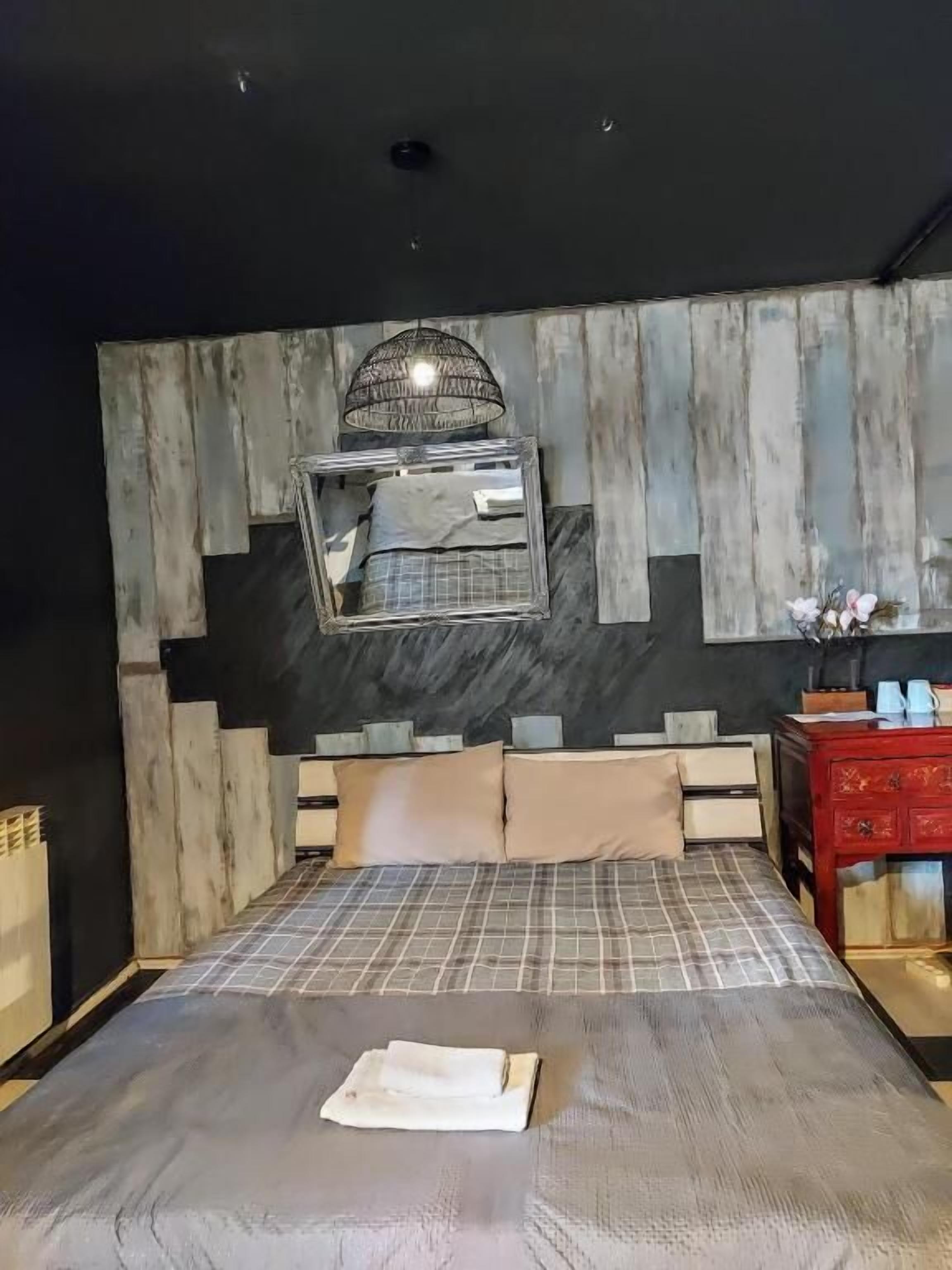 Mix Room 6 | Desk, laptop workspace, soundproofing, free WiFi