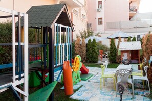Children's play area - outdoor - Red Clay SPA Apartments (Belgrade)