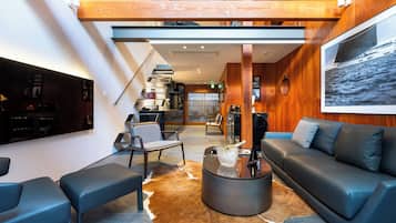 Luxury House, Courtyard View, Mezzanine | Interior