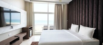The Sea View Suites - Sea front, Pool & Breakfast