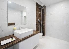 Shower, rainfall showerhead, free toiletries, bidet