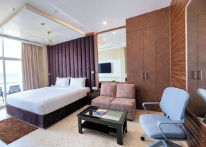 Premium bedding, desk, laptop workspace, soundproofing - The Sea View Suites - Sea front, Pool & Breakfast (Puri)