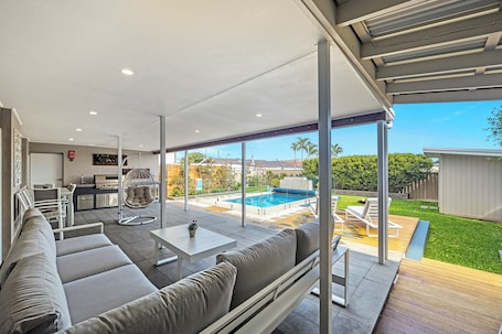 Outdoor dining. Shelly Beach Serenity