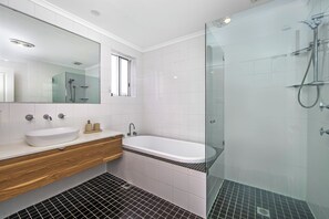 Towels, soap, shampoo, toilet paper - Shelly Beach Serenity (Shelly Beach)