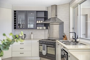 House | Private kitchen | Shared fridge, microwave, highchair - Shelly Beach Serenity (Shelly Beach)