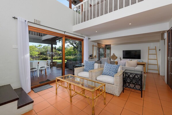 經典別墅, 庭院, 花園景觀 | 起居區 | 45-吋平面電視、衛星頻道、電視