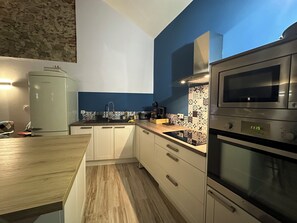 Refrigerador, microondas, horno, placa de cocina