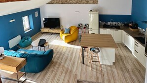 Ein zeitgemäßer Wohnbereich mit Sofa, Sitzsack und Esstisch.