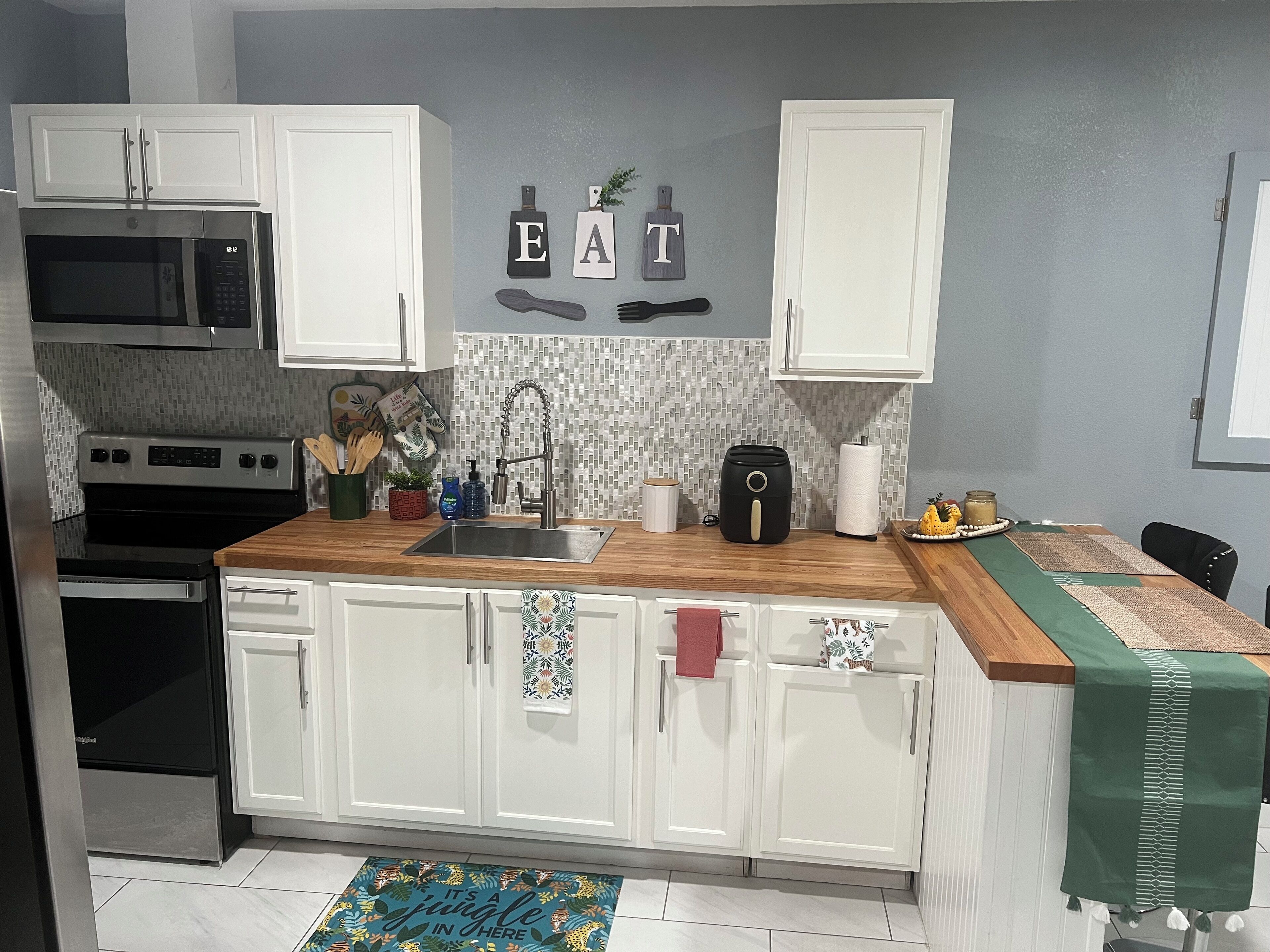 Réfrigérateur, micro-ondes, four, plaque de cuisson