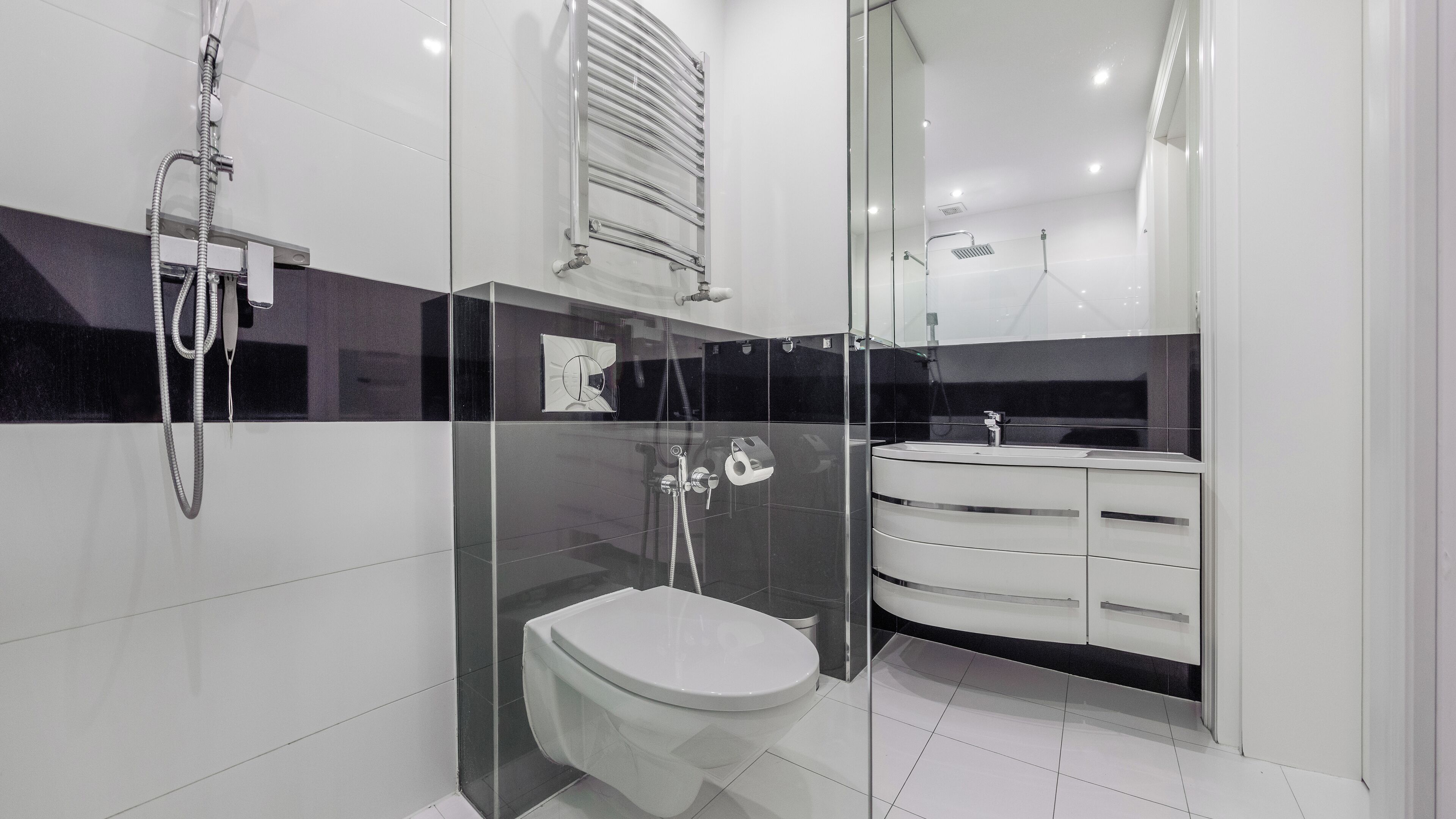 Apartment (2B) | Bathroom | Shower, hair dryer, towels