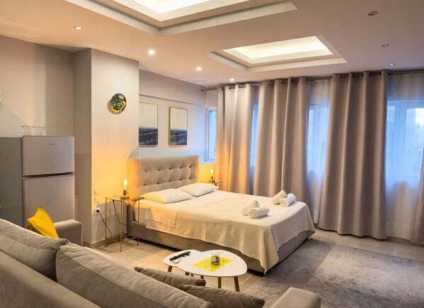 1 bedroom, desk, iron/ironing board, WiFi - Glamorous & Spacious Renovated Apartment, Syntagma (Athina)