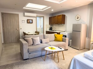 TV - Glamorous & Spacious Renovated Apartment, Syntagma (Athina)