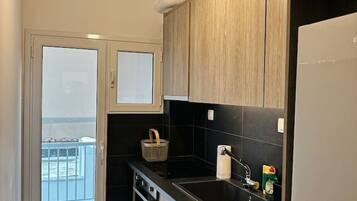 Fridge, oven, stovetop, coffee/tea maker