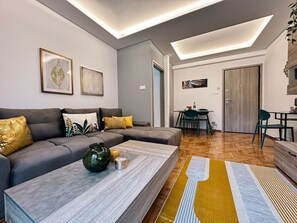 TV - Acropolis Aria Apartment-Steps to Metro & Tram (Athina)