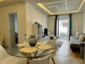TV - Kypseli Contemporary Comfort for 6 (Athina)
