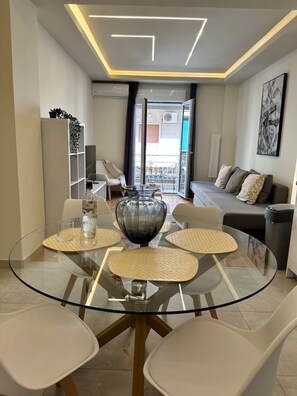 Dining - Kypseli Contemporary Comfort for 6 (Athina)