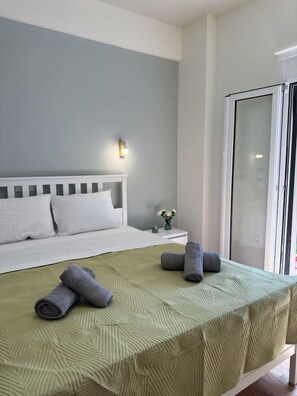 2 bedrooms, desk, iron/ironing board, WiFi - Kypseli Contemporary Comfort for 6 (Athina)