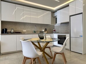 Fridge, microwave, oven, stovetop - Kypseli Contemporary Comfort for 6 (Athina)