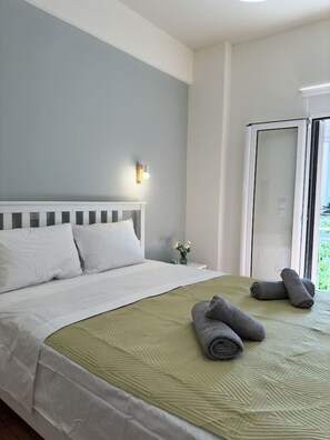 2 bedrooms, desk, iron/ironing board, WiFi