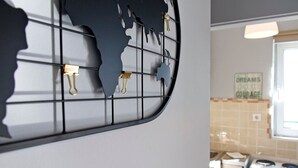 Una cucina con una mappa del mondo appesa al muro, una finestra con vista e un cartello con parole motivazionali.