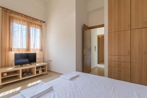 Bureau, fer et planche à repasser, Wi-Fi gratuit, draps fournis