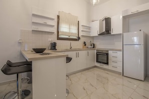 Fridge, microwave, oven, stovetop - Seaside Serenity Suite in Loutra (Paleo Kalamaki)