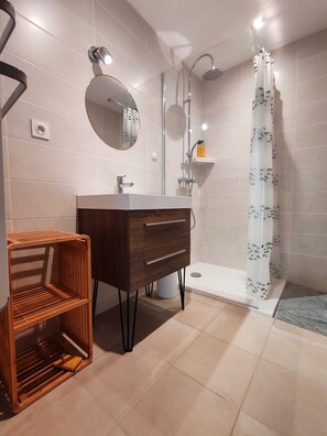 Douche, séchoir à cheveux, serviettes fournies, savon