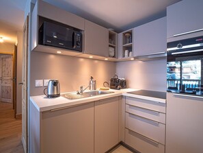 Een microgolfoven, een vaatwasser, een koffiezetapparaat/waterkoker