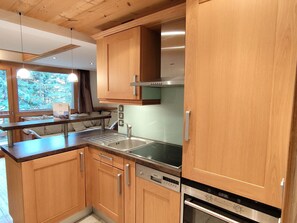 Frigorífico, horno, placa de cocina y lavavajillas