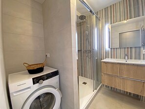 Bathroom - T3 Apt, terrace, parking, 50m beach, near shops (Larmor-Plage)