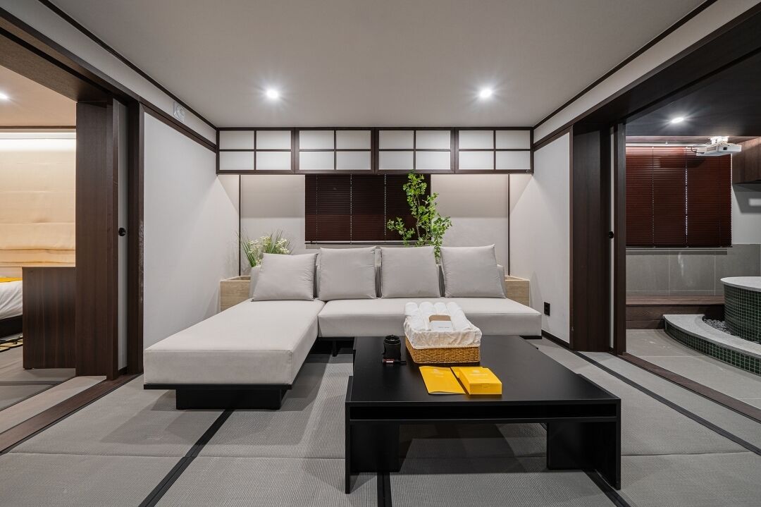 쿠로이시 | 고급 침구, 각각 다른 스타일의 인테리어, 각각 다르게 가구 비치, 노트북 작업 공간