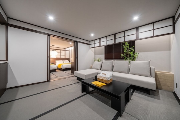 KUROISH | Premium bedding, individually decorated, individually furnished