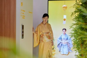 Et traditionelt japansk rum med tatami-gulv, en shoji-skærm og en hængende lysekrone.
