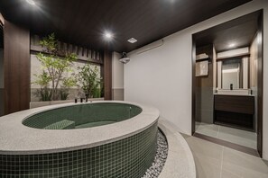 A modern bathroom with a freestanding bathtub, a shower area, and a large mirror. - Stay Passport Fukuoka Ryokan Daejeon Yuseong (Daejeon)