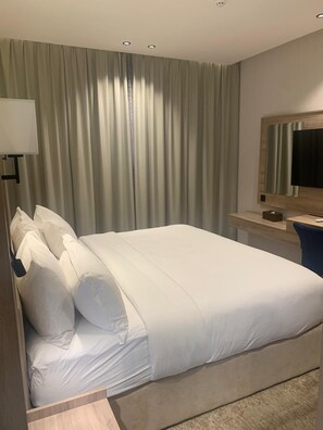 Standard-Einzelzimmer | Zimmersafe, Schreibtisch, Verdunkelungsvorhänge, schallisolierte Zimmer