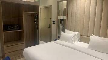 Habitación individual estándar | Caja de seguridad en la habitación, escritorio y cortinas blackout