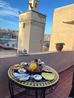 Petit déjeuner en libre-service compris tous les jours