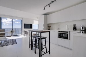 Fridge, microwave, oven, stovetop - Miami Paraiso, Modern Rooftop Pool Walk to Midtown (Miami)