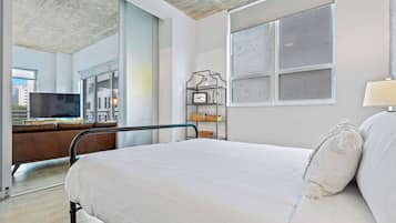 2 slaapkamers, een bureau, een strijkplank/strijkijzer, reisbedje