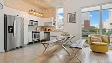 Een koelkast, een magnetron, een oven, een kookplaat