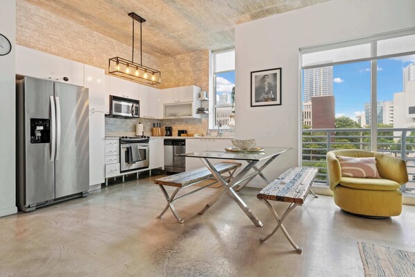 Frigorifero, microonde, forno, piano cottura