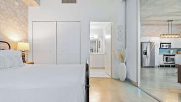 2 bedrooms, desk, iron/ironing board, travel cot