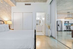 2 camere, una scrivania, ferro/asse da stiro, culla da viaggio