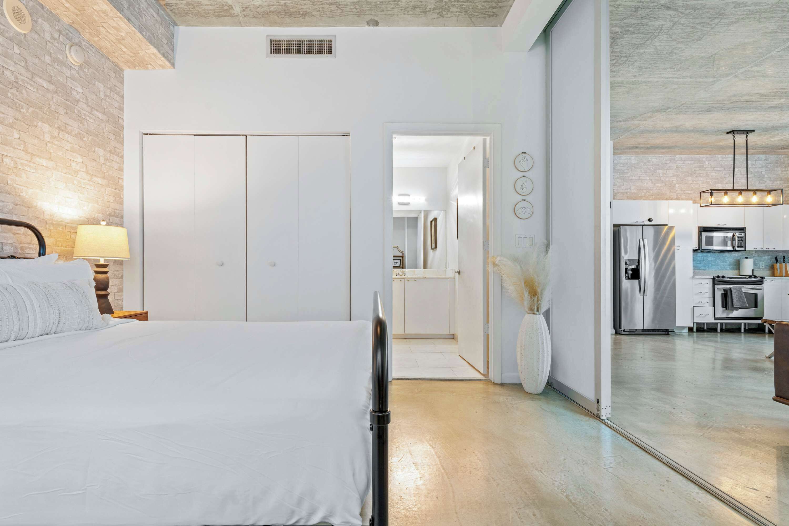 2 Schlafzimmer, Schreibtisch, Bügeleisen/Bügelbrett, Reisekinderbett