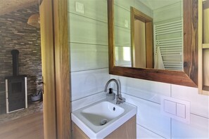 Douche, sèche-cheveux, serviettes fournies, savon