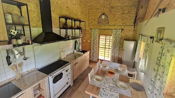 Horno, placa de cocina, tetera/pava eléctrica, utensilios de cocina