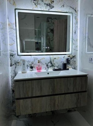 Dusche, Handtücher, Toilettenpapier